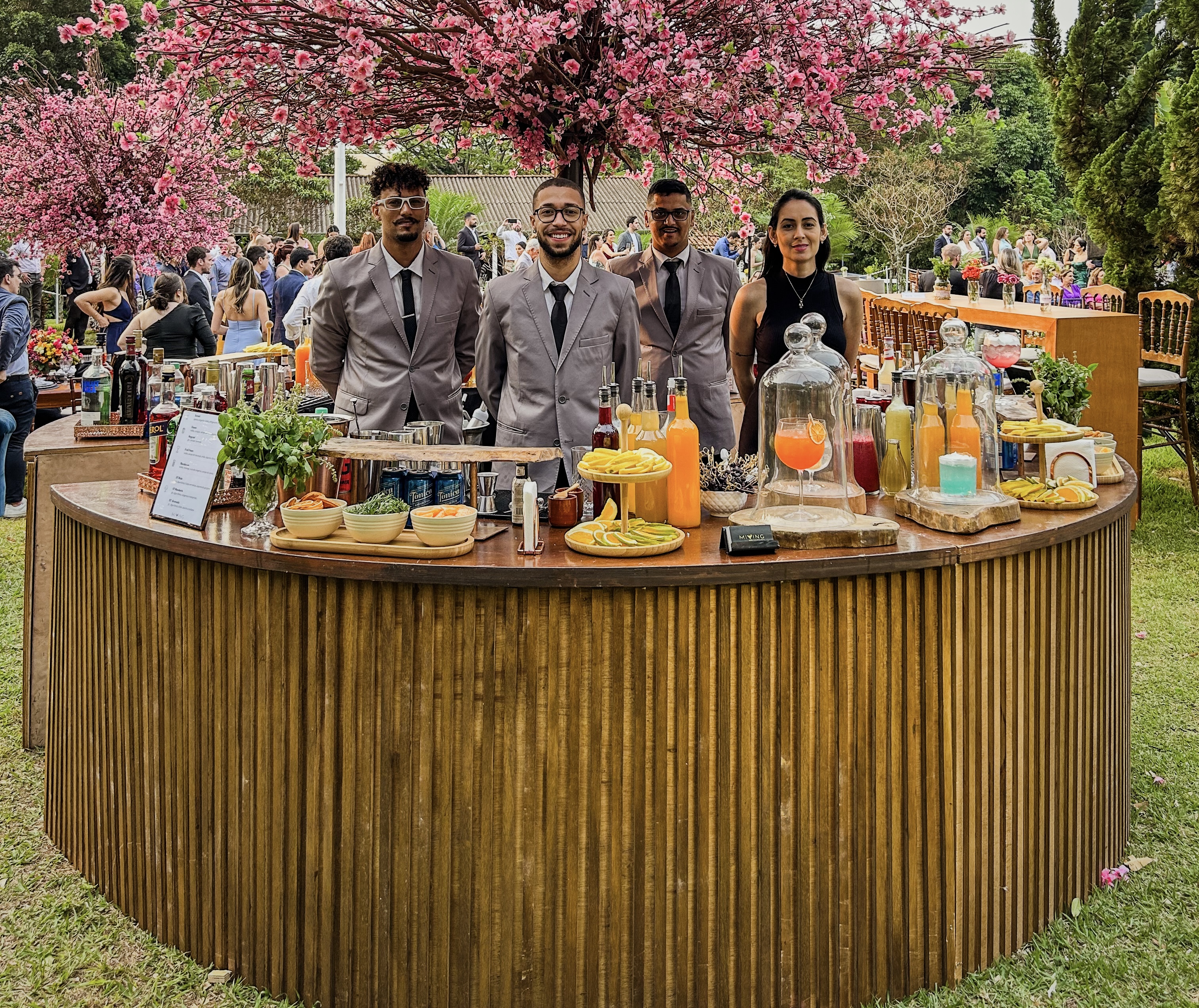 Bartender preparando drinks